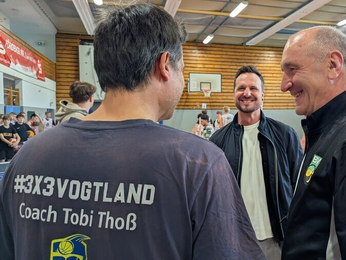 Trainer und Sportbeauftragter Jan Rodewald unterhalten sich.