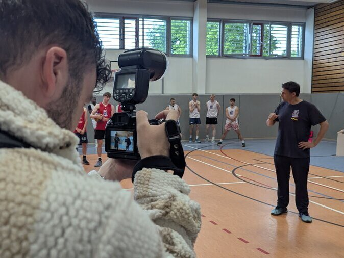 Tobias Tho&szlig; begr&uuml;&szlig;t die Spieler und wird dabei fotografiert.