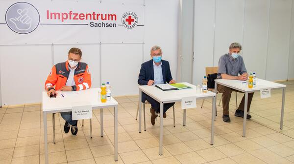 Bild vergr&ouml;&szlig;ern: Das Bild zeigt von links nach rechts den DRK-Rettungsstellenleiter Andy Feig, Landrat Rolf Keil und Amtsarzt Andreas Lonitz.