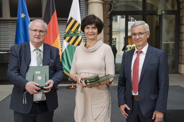 Bild vergr&ouml;&szlig;ern: Auf dem Bild sind von links zu sehen: Otto Guse, Nadja Grigorenko und Landrat Rolf Keil, aufgenommen im Rahmen der Verleihung des S&auml;chsischen Verdienstordens im Dresdner Residenzschloss, Dresden, 06.07.2021.