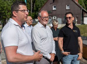 Bild vergr&ouml;&szlig;ern: Dasw Bild zeigt drei M&auml;nner, stehend
