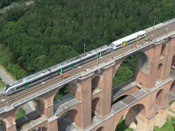 Bild vergr&ouml;&szlig;ern: Das Bild zeigt eine Drohnenaufnahme von zwei Z&uuml;gen auf der G&ouml;ltzschtalbr&uuml;cke.