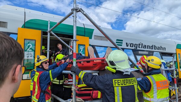Bild vergr&ouml;&szlig;ern: Einsatzkr&auml;fte bei der &Uuml;bung der Deutschen Bahn