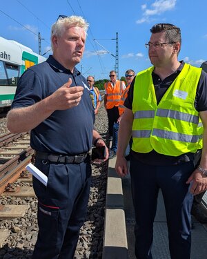 Bild vergr&ouml;&szlig;ern: Landrat Thomas Hennig mit Peter Gebhardt, einem Mitarbeiter der Stabsstelle Krisenmanagement und Bev&ouml;lkerungsschutz.