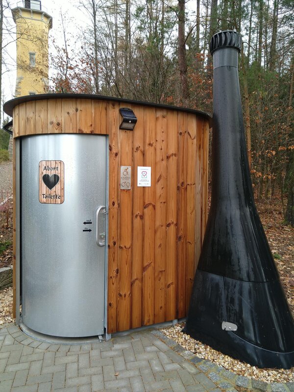 Bild vergr&ouml;&szlig;ern: Barrierefreie (halbrunde) Toilette mit silberner T�r am Perlaser Turm