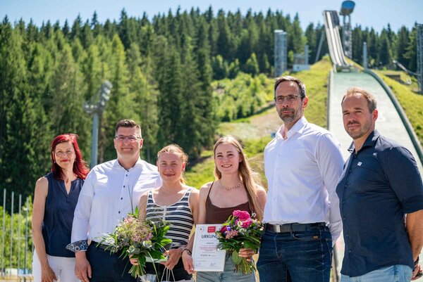 Bild vergr&ouml;&szlig;ern: Ronja Loh und Jenny Nowak wurden f�r ihre Leistungen geehrt.