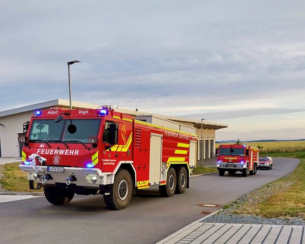 Bild vergr&ouml;&szlig;ern: Das Bild zeigt ein 9000-Liter-Wassertransporter sowie ein Gro&szlig;tankl&ouml;schfahrzeug der Freiwilligen Feuerwehren Adorf und Pausa-M&uuml;hltroff.