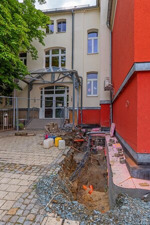 Bild vergr&ouml;&szlig;ern: Das Bild zeigt Bauarbeiten an der Parkschule Auerbach. Hier wird das Kellergeschoss des Altbaus trockengelegt. Es sind Rohre und Tiefbauarbeiten zu sehen.