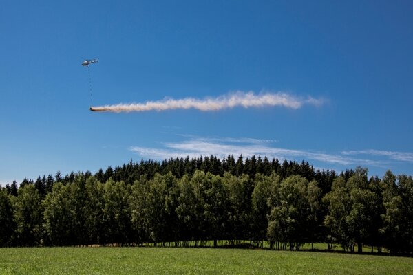 Bild vergr&ouml;&szlig;ern: Die Bodenschutzkalkung des s�chsischen Waldes erfolgt aus der Luft mit dem Helikopter.