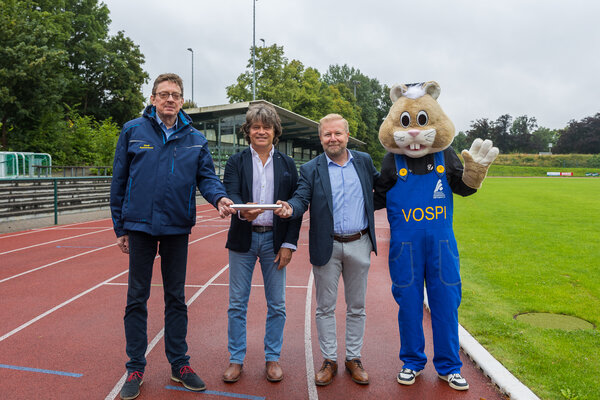 Bild vergr&ouml;&szlig;ern: Reichenbachs Oberb&uuml;rgermeister Henry Ru&szlig;, Steffen Fugmann (Pr&auml;sident Kreissportbund Vogtland e.V.), Falkensteins B&uuml;rgermeister Marco Siegemund und das Maskottchen der Vogtlandspiele bei der Staffelstab &Uuml;bergabe.
