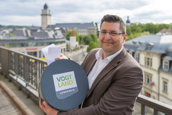 Bild vergr&ouml;&szlig;ern: Landrat Thomas Hennig gibt das "Vogtl&auml;ndische Wort des Jahres" am 17. August zum L&ouml;wenspektakel in K&uuml;rbitz bekannt.