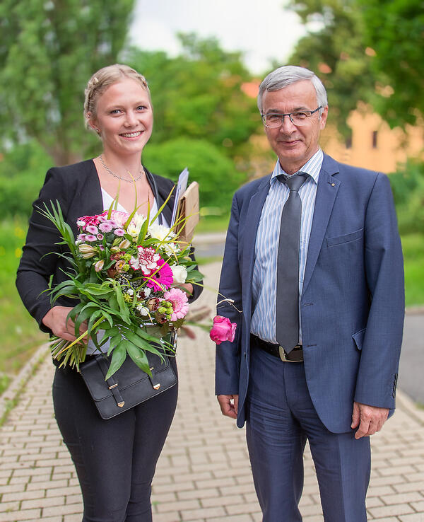 Bild vergr&ouml;&szlig;ern: Das Bild zeigt Maria Z&ouml;phel links (bester Abschluss des Jahrganges) mit Landrat Rolf Keil