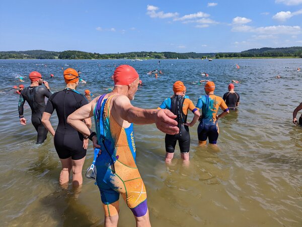Bild vergr&ouml;&szlig;ern: Schwimmer gehen ins Wasser der Talsperre P�hl.