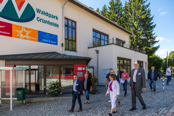 Bild vergr&ouml;&szlig;ern: Hier im Waldpark Gr&uuml;nheide schaut sich die Delegation schaut sich die Station an. In Gespr&auml;chen mit Verantwortlichen werden Probleme er&ouml;rtert.