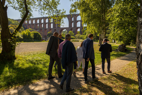 Bild vergr&ouml;&szlig;ern: Die Delegation l&auml;uft auf einem Weg zur G&ouml;ltzschtalbr&uuml;cke.