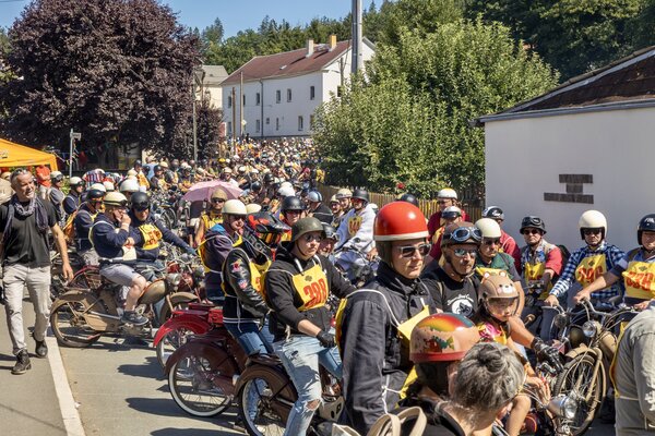 Bild vergr&ouml;&szlig;ern: Fast 1200 Moped-Fahrerinnen und Fahrer warten auf den Start.