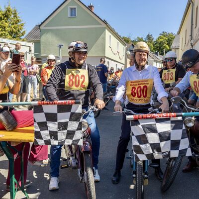 Bild vergr&ouml;&szlig;ern: Landrat Thomas Hennig und Ministerpr&auml;sident Michael Kretschmer sitzen auf den Mopeds.