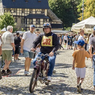 Bild vergr&ouml;&szlig;ern: Landrat Thomas Hennig fuhr auf seiner eignen Simson SR2 die knapp 30�km Rundfahrt.