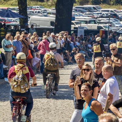 Bild vergr&ouml;&szlig;ern: An den Stra&szlig;enr&auml;ndern standen die Menschenmengen und schauten den Fahrerinnen und Fahrern zu.
