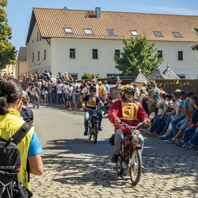 Bild vergr&ouml;&szlig;ern: Bei sch&ouml;nstem Wetter standen die Menschenmengen an den Stra&szlig;enr&auml;ndern.