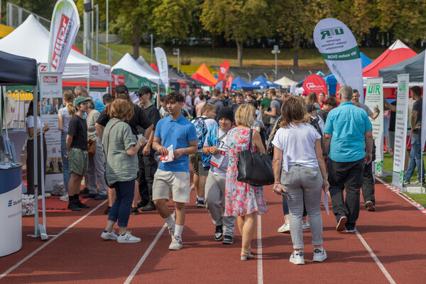 Bild vergr&ouml;&szlig;ern: Zahlreiche Sch&uuml;ler, Eltern sowie Lehrer laufen durch die Messe und nutzten die Gelegenheit, sich zu informieren.