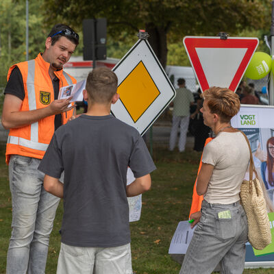 Bild vergr&ouml;&szlig;ern: Ein jugendlicher informiert sich am stand vom Landratsamt.