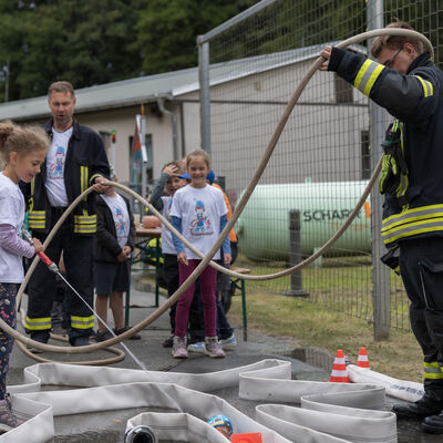 Bild vergr&ouml;&szlig;ern: Kinder testen ihre Geschicklichkeit, wo ein Ball im Wasserschlauch-Labyrinth gezielt gelenkt werden muss. .