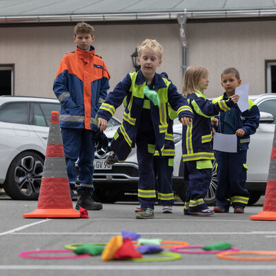 Bild vergr&ouml;&szlig;ern: Mehrere Kinder &uuml;ben den Zielwurf.