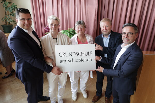 Bild vergr&ouml;&szlig;ern: Gruppenfoto mit Landrat Thomas Hennig, Schulleiterin Frau Michel, ehemalige Schulleiterin Irina Dressel und B&uuml;rgermeister Marco Siegemund.