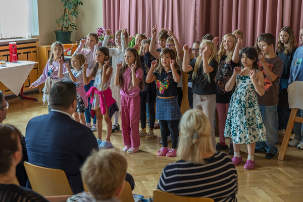 Bild vergr&ouml;&szlig;ern: Zahlreiche Kinder singen den neuen Falkenstein-Songs, der eigens f&uuml;r das Jubil&auml;um komponiert wurde.