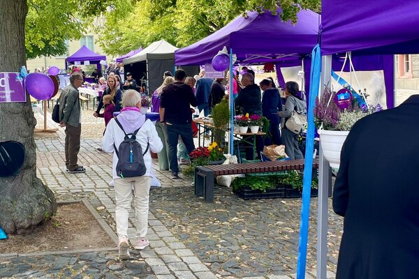 Bild vergr&ouml;&szlig;ern: Beim Familienfest gab es viel zu erleben: Karussells, Bastelaktionen, Kinderschminken, Mitmachspiele, Stelzenl&auml;ufer, ein Gl&uuml;cksrad und eine kreative W&uuml;nschewand.