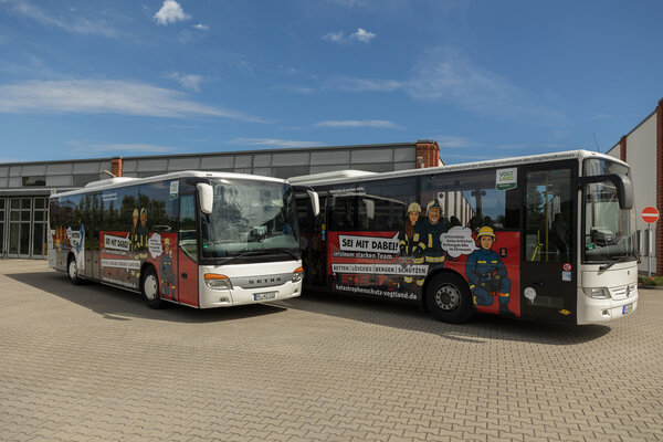 Bild vergr&ouml;&szlig;ern: Zwei Schulbusse im neuen Look unterwegs f&uuml;r Hilfs- und Rettungskr&auml;fte