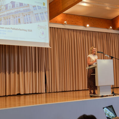 Susanne Finck, Gesch&auml;ftsf&uuml;hrerin des Landesverbandes f&uuml;r Hospizarbeit und Palliativmedizin Sachsen e.V., begr&uuml;&szlig;te die Teilnehmerinnen und Teilnehmer.