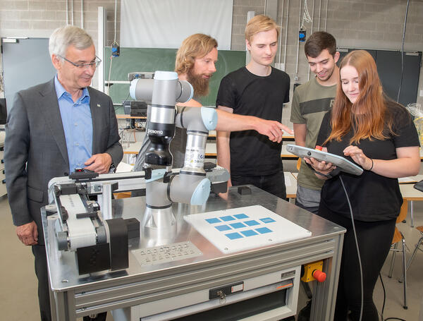 Bild vergr&ouml;&szlig;ern: Auf dem Bild sieht man Landrat Rolf Keil, gemeinsam mit Christian Schweer (Fachlehrer am BSZ e.o.plauen) und den drei Auszubildenden zum Industriemechaniker im 1. Lehrjahr Antony Thierbach, Max Fuchs und Esmeralda Paetz (von links) im Gespr&auml;ch.