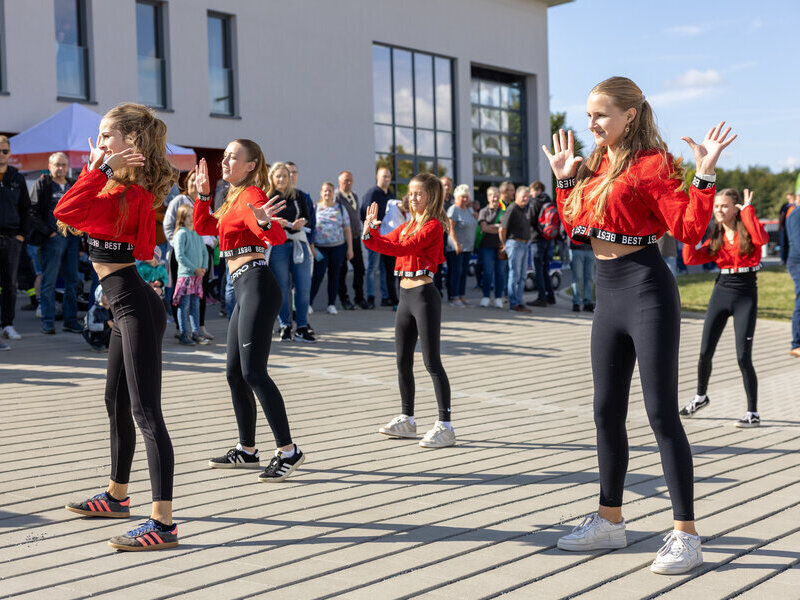 M&auml;dchen mit schwarzen Leggins und roten Oberteilen tanzen.