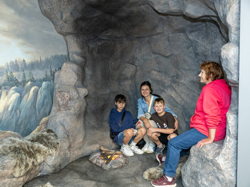 Eine Familie hat in der H&ouml;hle im neuen FloBIZ Platz genommen.