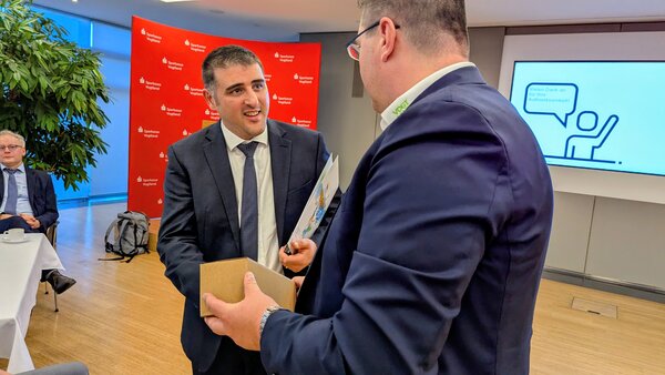 Bild vergr&ouml;&szlig;ern: Prf. Dr. Hannes Vereecke nimmt seine Urkunde entgegen.