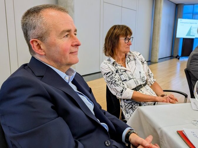 Besucher sehen sich den Vortrag an.