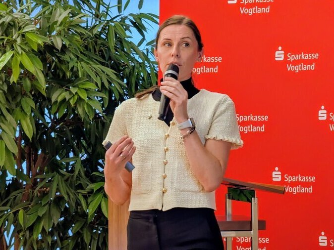 Elisabeth Bl&uuml;mel-Fuchs kl&auml;rte &uuml;ber das touristische Geschehen an der Talsperre P&ouml;hl auf.