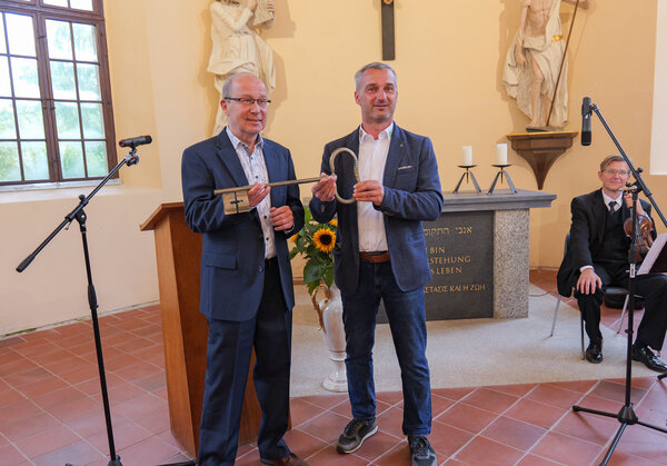 Bild vergr&ouml;&szlig;ern: B&uuml;rgermeister Rico Schmidt (rechts) &uuml;berreichte Museumsleiter Steffen Dietz feierlich den Schl&uuml;ssel zum Museum.