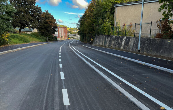 Bild vergr&ouml;&szlig;ern: Die Cunsdorfer Stra&szlig;e ist wieder f&uuml;r den Verkehr freigegeben.