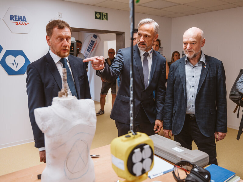 Ministerpr&auml;sident Michael Kretschmer begutachtet die Angebote der Reha-aktiv GmbH.