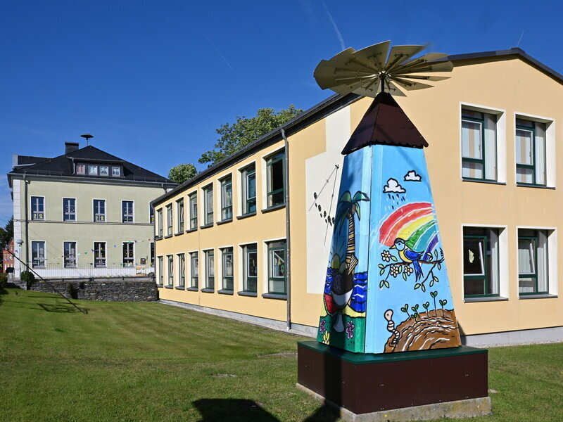 Das neue und alte Schulgeb&auml;ude der Grundschule Werda.