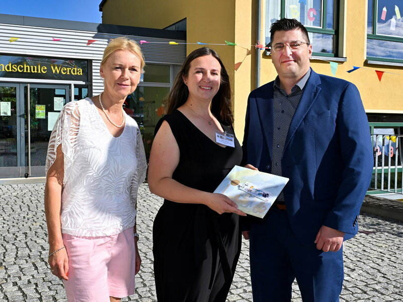 Landrat Thomas Hennig, die Schulleitung und Lehrervertretung.