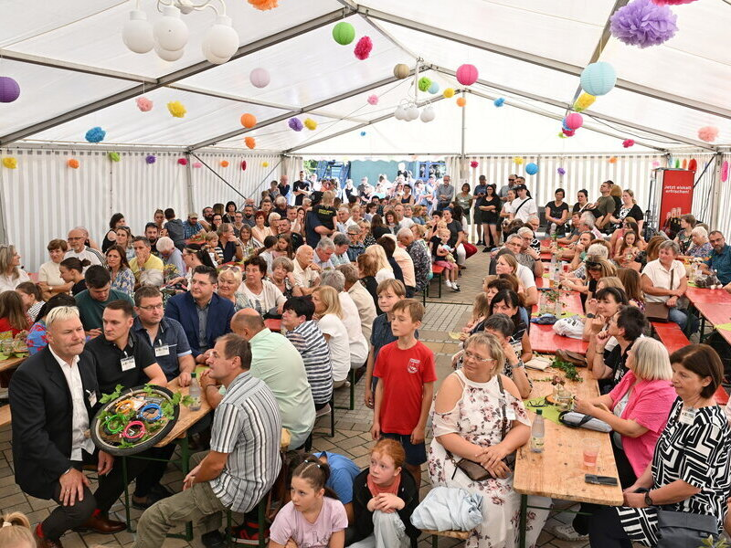 Ein volles Festzelt.