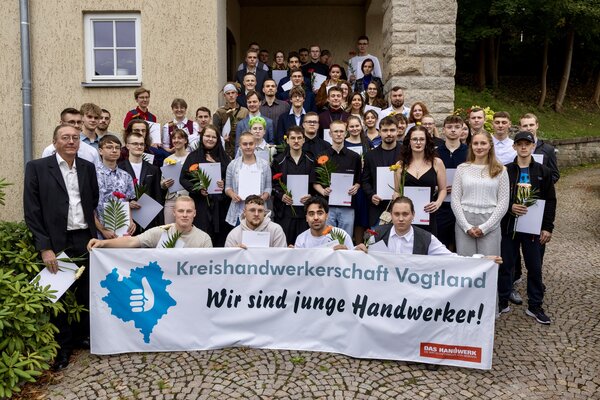 Bild vergr&ouml;&szlig;ern: Gruppenfoto der neuen Gesellen und Gesellinnen