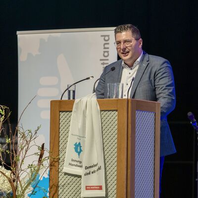 Bild vergr&ouml;&szlig;ern: Bei seiner Rede gratulierte Landrat Thomas Hennig den Gesellinnen und Gesellen