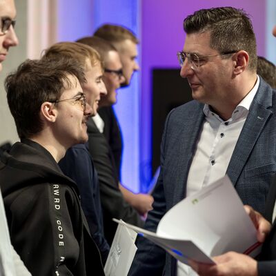 Bild vergr&ouml;&szlig;ern: Landrat Thomas Hennig &uuml;berreichte Zeugnisse und Urkunden zusammen mit der Handwerkskammer und der Kreishandwerkerschaft Vogtland