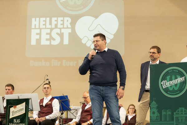 Bild vergr&ouml;&szlig;ern: Landrat Thomas Hennig dankte bei seiner Rede auf der B&uuml;hne, allen Helfern f&uuml;r die letzten 365 Tage Einsatzbereitschaft.