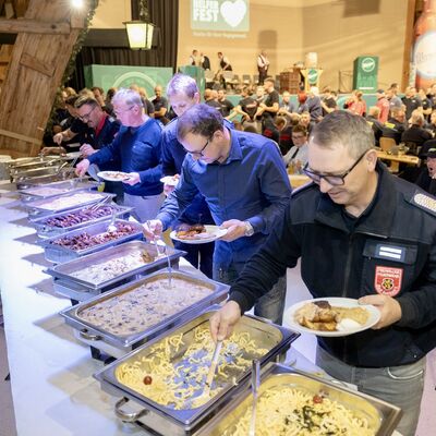 Bild vergr&ouml;&szlig;ern: Ehrenamtler bedienen sich am B&uuml;fett.